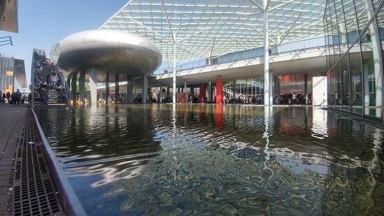 Spazi esterni della sede fieristica con vasca d'acqua riflettente